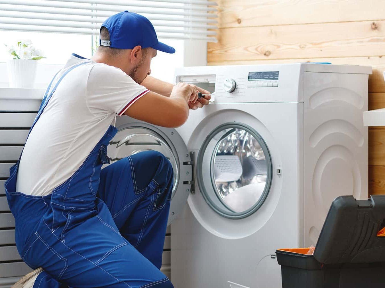 Técnico reparando electrodoméstico AEG en Alba de Tormes
